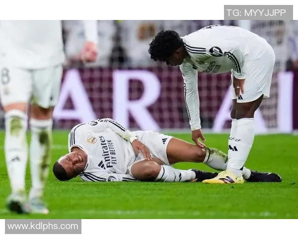 姆巴佩脚踝受伤后仍坚持为国家队出战再度扭伤引发关注