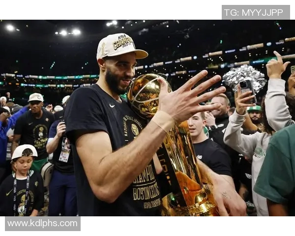 塔图姆回忆夺冠游行时刻期待未来更多辉煌时刻