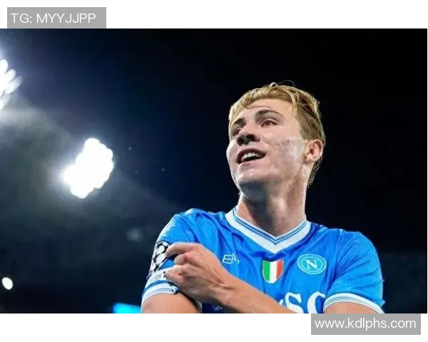 丹麦主帅赞霍伊伦在那不勒斯表现出色队友们乐于给予支持与帮助