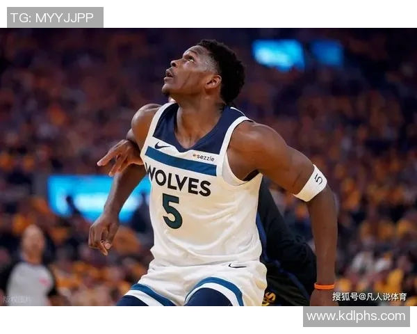 森林狼爱德华兹因右腿筋紧张首节伤退将缺席本场比赛