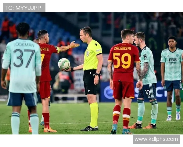 罗杰斯质疑VAR决策为何不让主裁判亲自查看误判情况