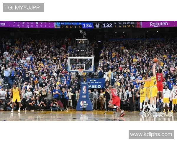 哈登绝杀三分遭打手心情低落却依然穿越人海温暖拥抱马克西母亲