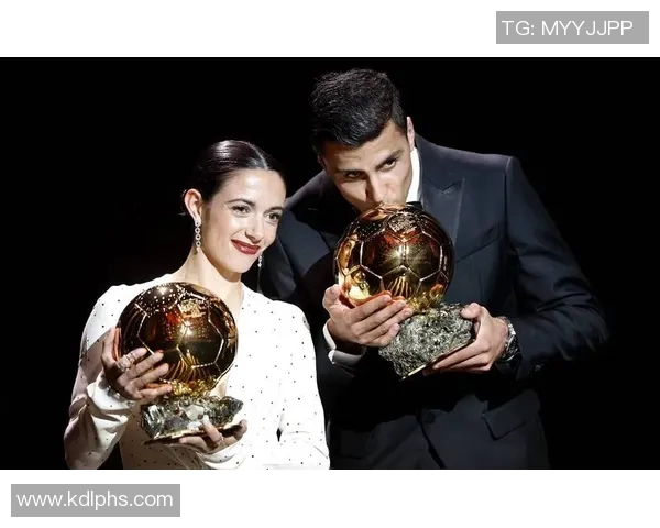 一年前的今天罗德里荣获金球奖见证足球历史的辉煌时刻