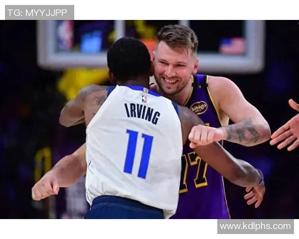 身穿湖人球衣的男孩与独行侠老板同坐一席再现昔日竖中指事件