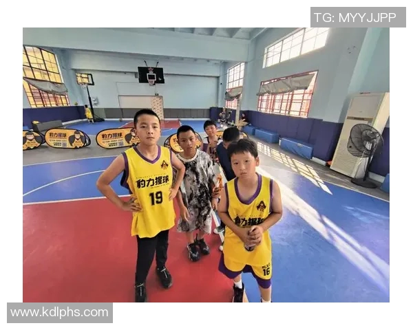 管子煜突破防守连过两人上篮被文班帽封盖精彩瞬间回顾