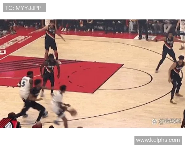 爱德华兹巧妙突破包夹精准传球助攻戈贝尔精彩扣篮得分