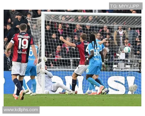 前裁判解读卢库米与戴维争议推搡事件及博洛尼亚红牌判罚合理性